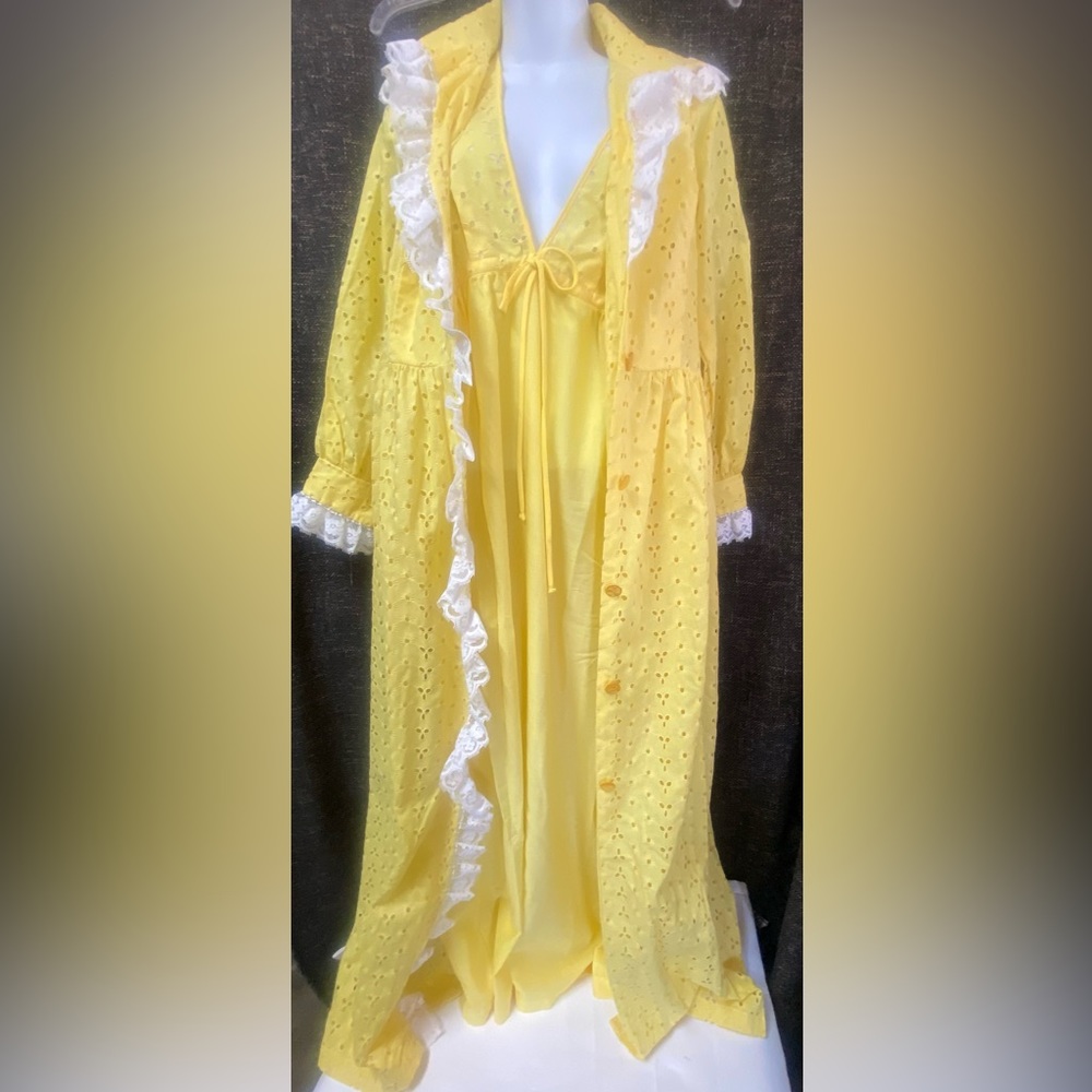 Vintage Saramae Lingerie Eyelet Nightgown Robe Set